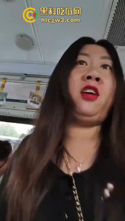 坦克小仙女坐公交大声喧哗反怼劝阻者 结果遇上硬茬 下车被骂到破防 大爷在车上笑得不行！-9