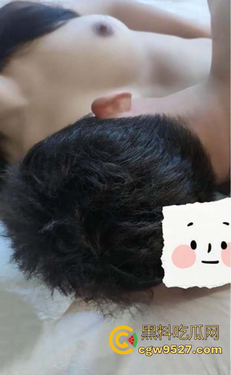 给极品老妹约两单男搞群P,轮番上场猛插骚逼,饥渴老妹40分钟榨干两位炮友,连射三次都意犹未尽!-13