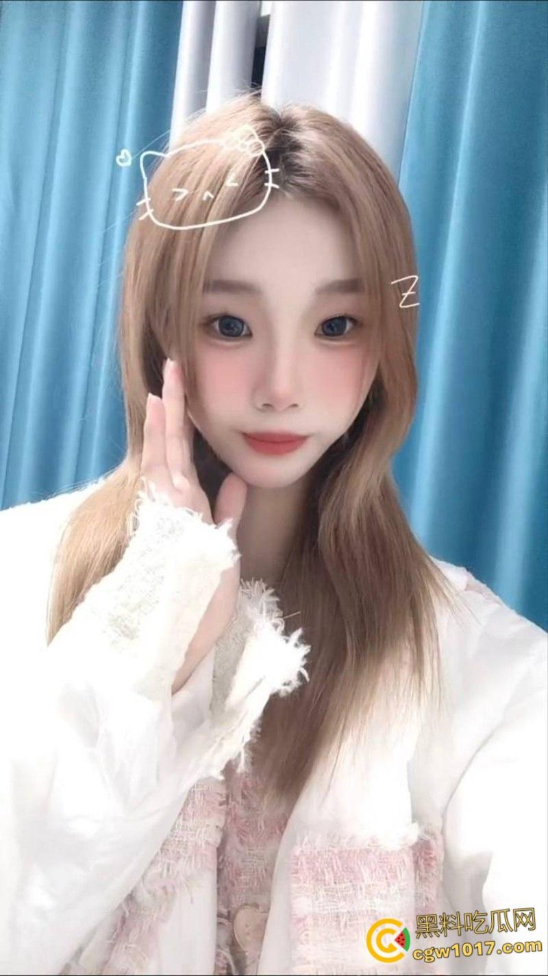 广州极品小骚货【黄沫莹】，JK短裙户外真空露出，露脸口交深喉舔屌，镜前疯狂打桩后入，嫩穴汁水横流！-1