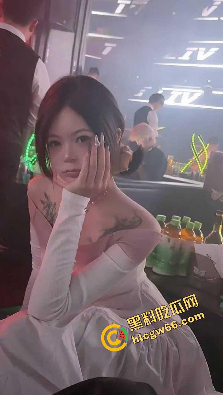 江西精神小妹在酒吧大厅被灌醉玩到失控，含着鸡巴跪地在大厅口爆，卡座当场脱裤子玩3P！-1