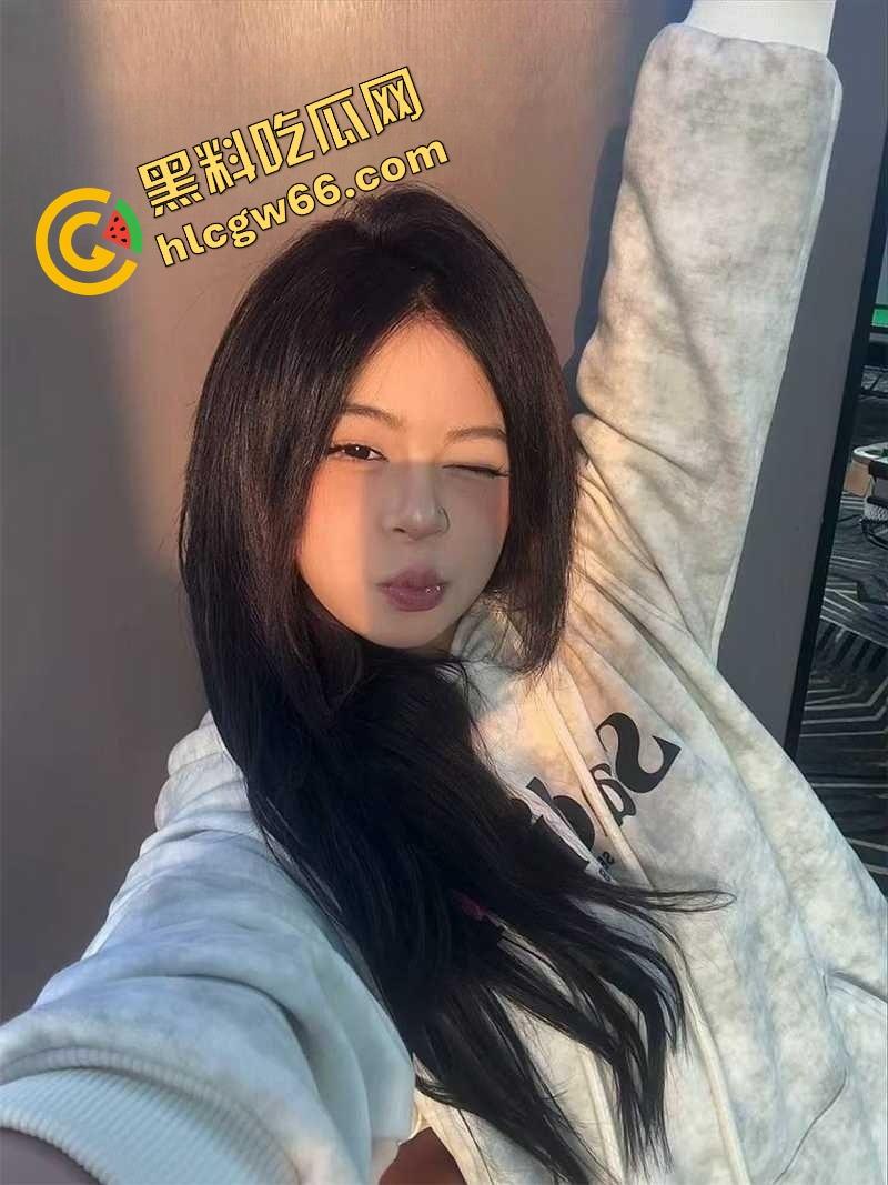 江西精神小妹在酒吧大厅被灌醉玩到失控，含着鸡巴跪地在大厅口爆，卡座当场脱裤子玩3P！-2