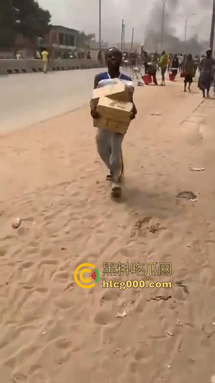 安哥拉华人商铺遭受零元购，当地黑哥满载而归，一大群人疯抢中国商品，还得是黑哥的优良传统！-1