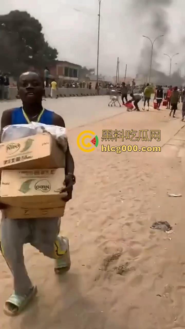 安哥拉华人商铺遭受零元购，当地黑哥满载而归，一大群人疯抢中国商品，还得是黑哥的优良传统！-2