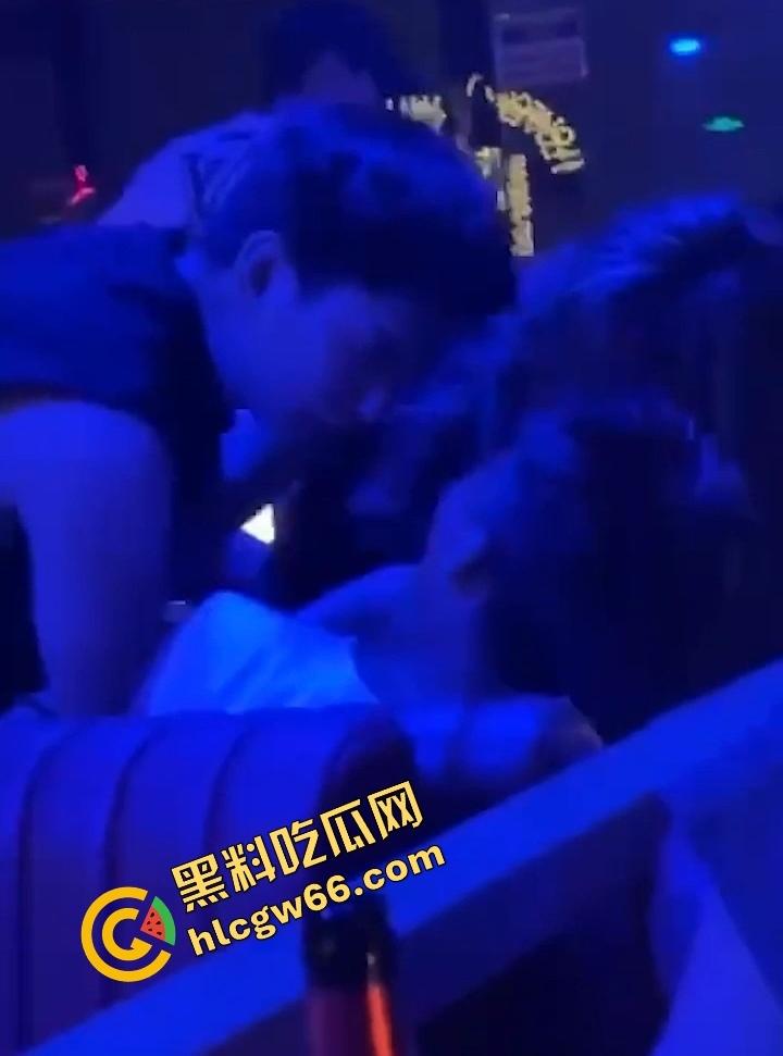 江西精神小妹在酒吧大厅被灌醉玩到失控，含着鸡巴跪地在大厅口爆，卡座当场脱裤子玩3P！-5