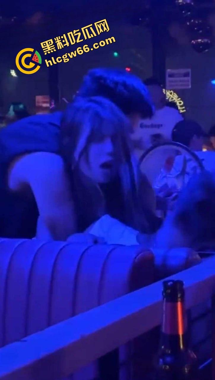 江西精神小妹在酒吧大厅被灌醉玩到失控，含着鸡巴跪地在大厅口爆，卡座当场脱裤子玩3P！-8