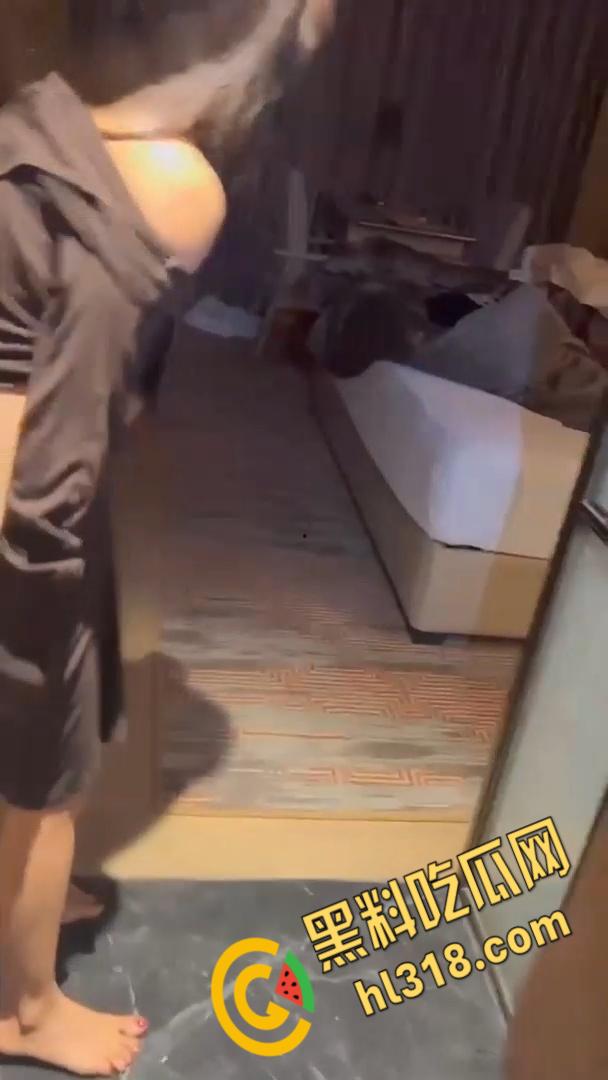 长沙小情侣开房遇第三者插足,失恋女醉酒敲开房门全裸上床,男主嘴角都快压不住了!-1