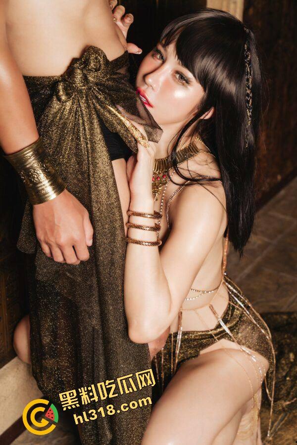 拍写真拍成实战，巨乳网红『辛尤里』扮埃及艳后摄影师直接从握相机变成握奶，镜头都扔了直接后入嫩穴！-8