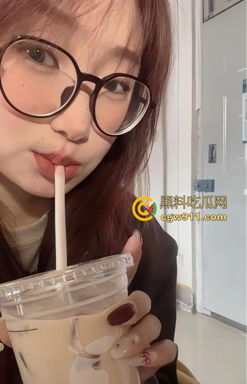 东北大学大一母狗【赵一奕】身穿情趣装和男友疯狂做爱，无套爆操谁知私下是条饥渴母狗！-1