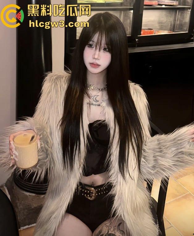 福建小骚货外围【晚安的羊】，抖音三个账号同时接单吸金，黑丝长腿制服勾瘾大哥，床上被打桩操到爬不起来！-8