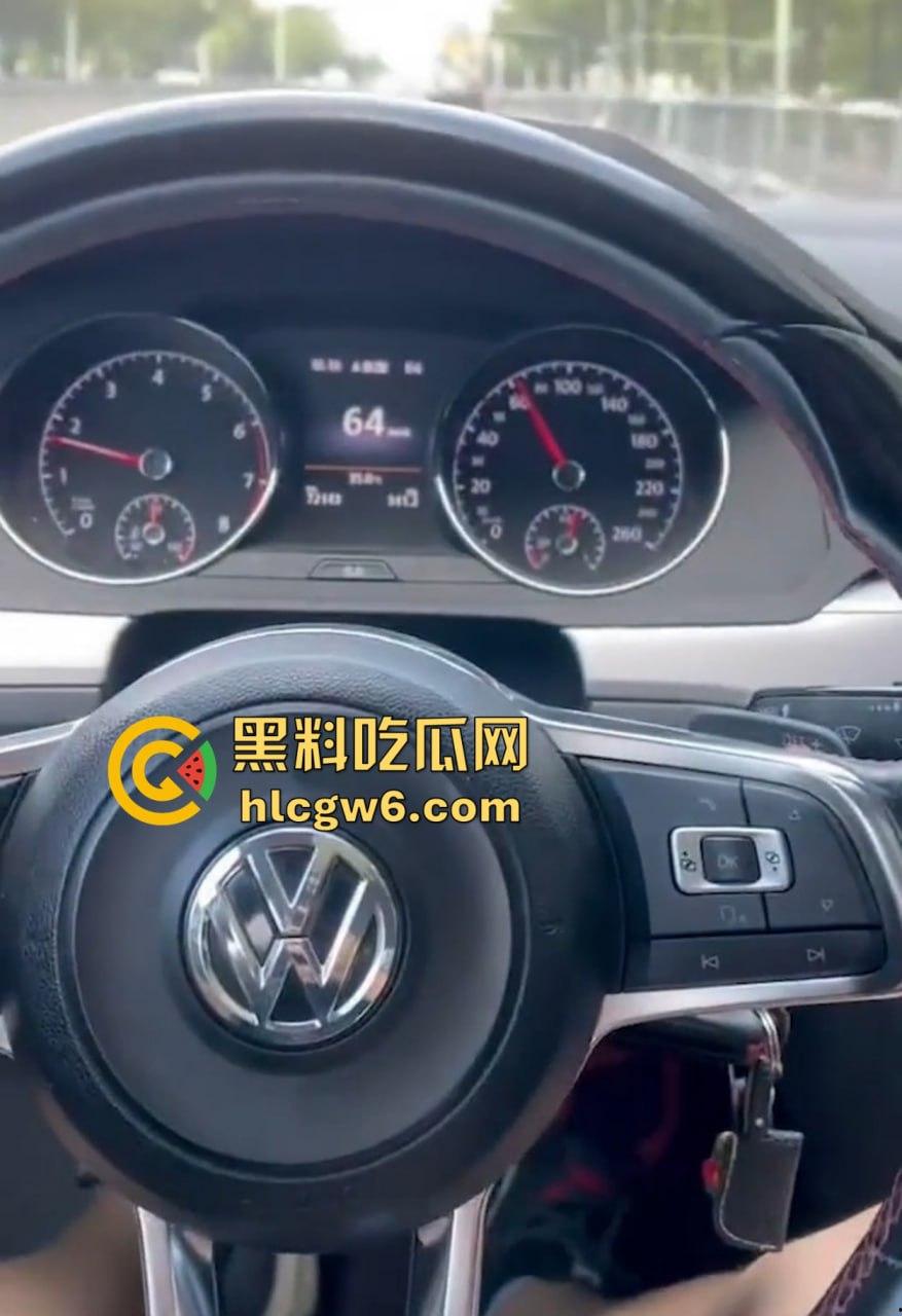 大众高尔夫驾驶过程中车震自拍视频 戴眼镜的职场美女疯狂吞吐J8 感觉她给车主口交 自己也能高潮！-1