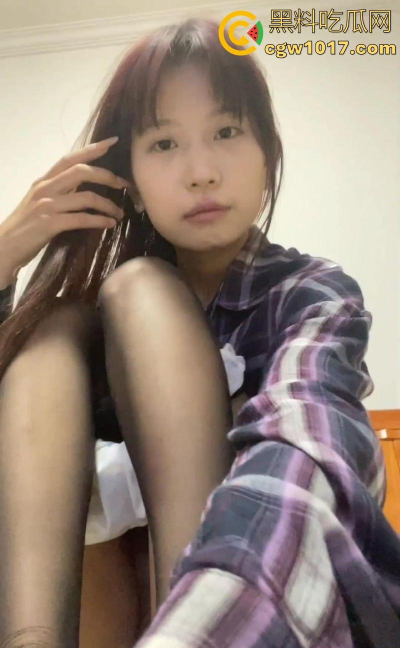 你的甜美女友向你发来视频裸聊！日常软萌撒娇+穿裙子嘟嘴，私下露脸自慰扣穴，粉嫩蜜桃臀扣到喷水！-1