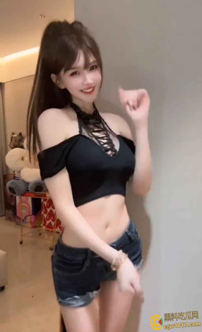 抖音网红【aehskdhmg】，可爱少女早年黄播起家，娇小身材大尺度自慰，道具猛插粉嫩骚穴娇喘连连！-4