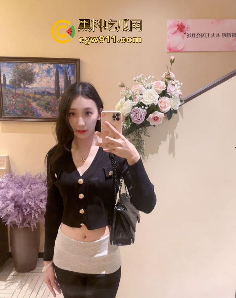 这难道又是理发师的宣传视频吗？少妇剪个头发手极其不老实，一直掏理发师的鸡鸡，其实这工作我能胜任的！-1