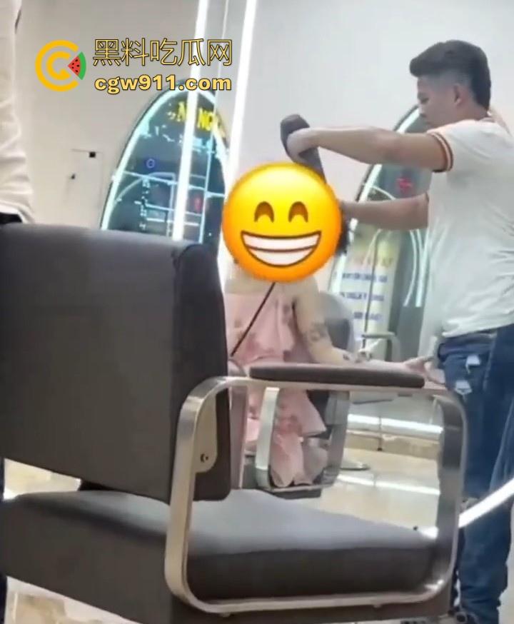 这难道又是理发师的宣传视频吗？少妇剪个头发手极其不老实，一直掏理发师的鸡鸡，其实这工作我能胜任的！-7