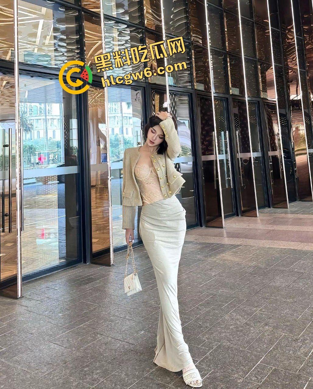 北京商务中心区气质靓女反差骚鸡『廖若桐』与多金人士刺激摸奶 酒店激情爆操后怼骚逼!原创独家流出!-1