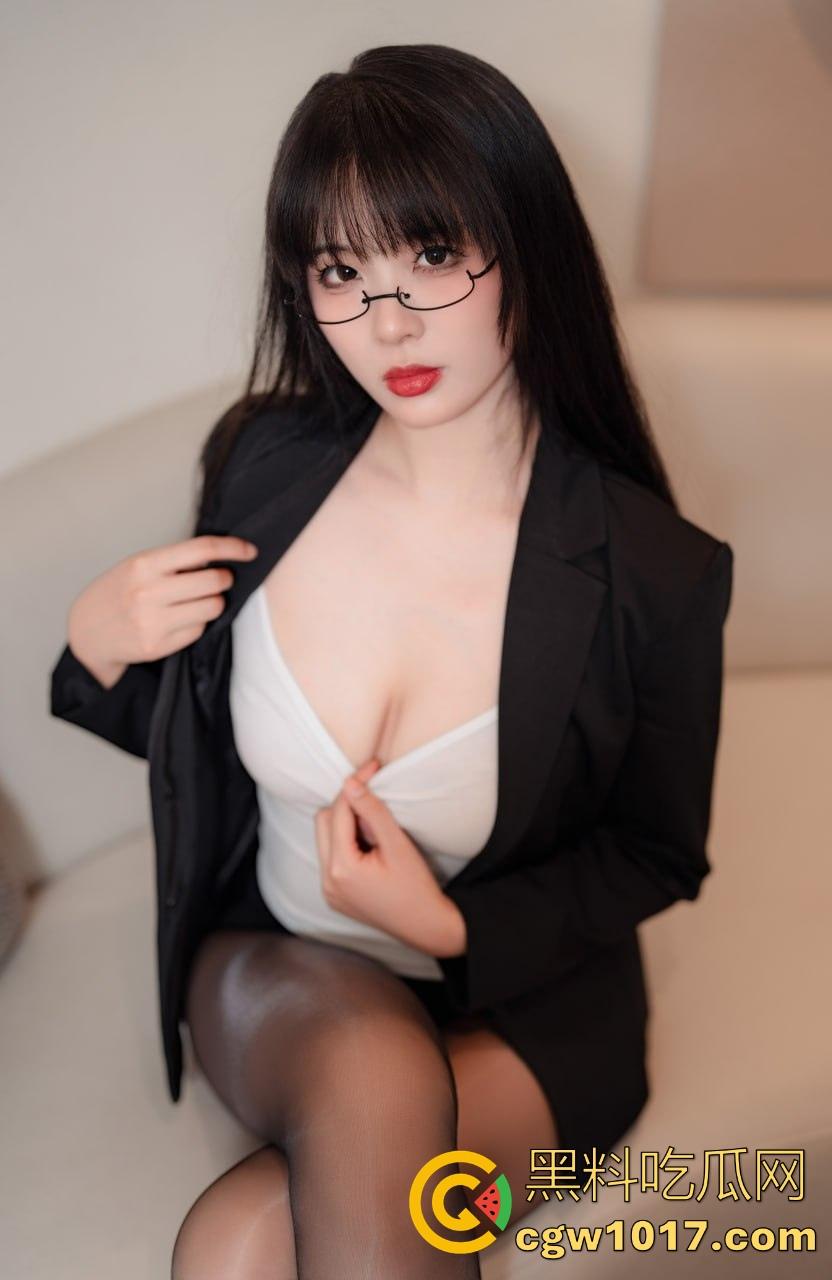 天寒地冻，大雪纷飞脱光户外开操引擎盖？冰雪热欲碰撞，性压抑爆棚狠人狂怼引擎盖，只能说是狠人！-1