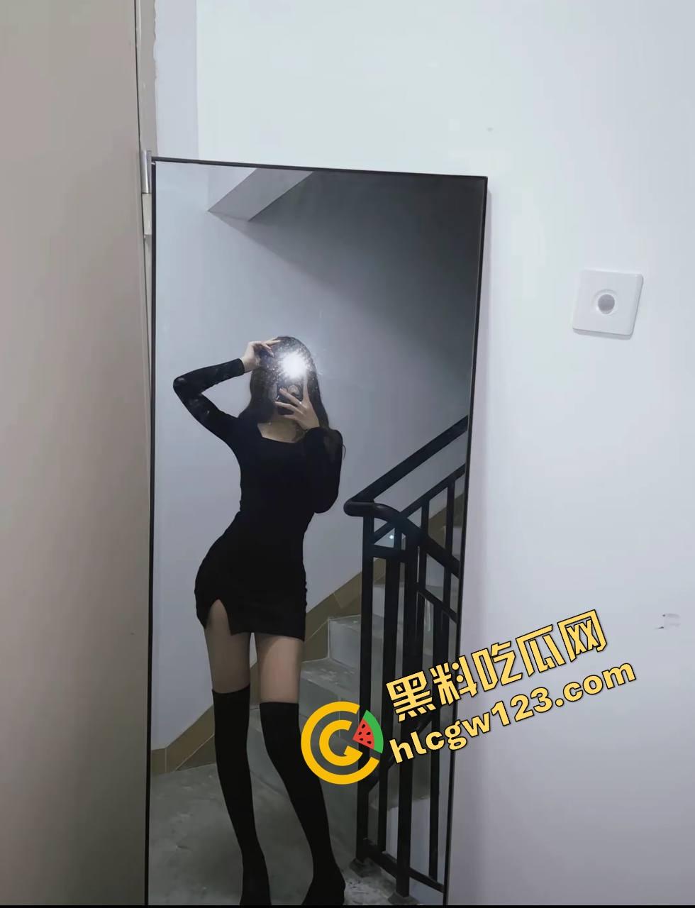 踩鸡女王驾到,瓦学弟高跟榨精6次崩溃,鸡巴紫到发光,女王脚底全是黏液到脚后跟!-1