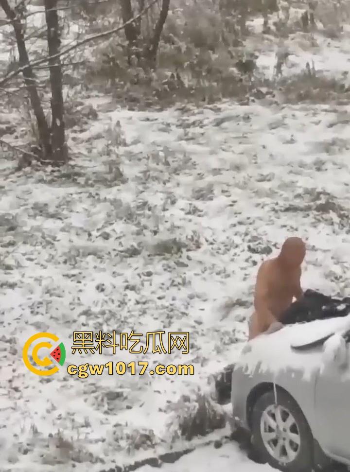 天寒地冻，大雪纷飞脱光户外开操引擎盖？冰雪热欲碰撞，性压抑爆棚狠人狂怼引擎盖，只能说是狠人！-9