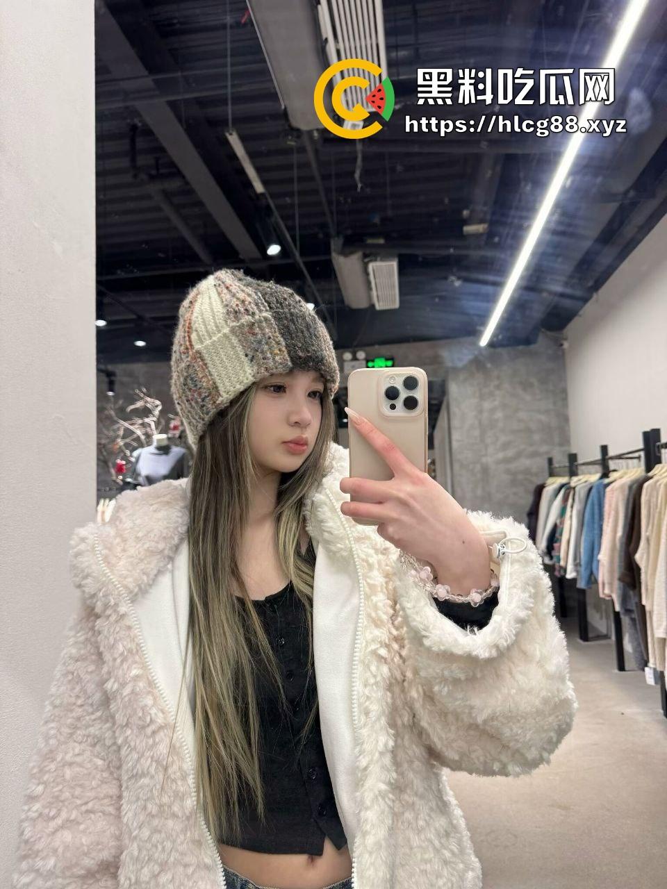 广州肇庆小区26岁人妻【春春】老公常出差变炮友玩物,裙子无内裤逛超市湿透渔网开干!-4