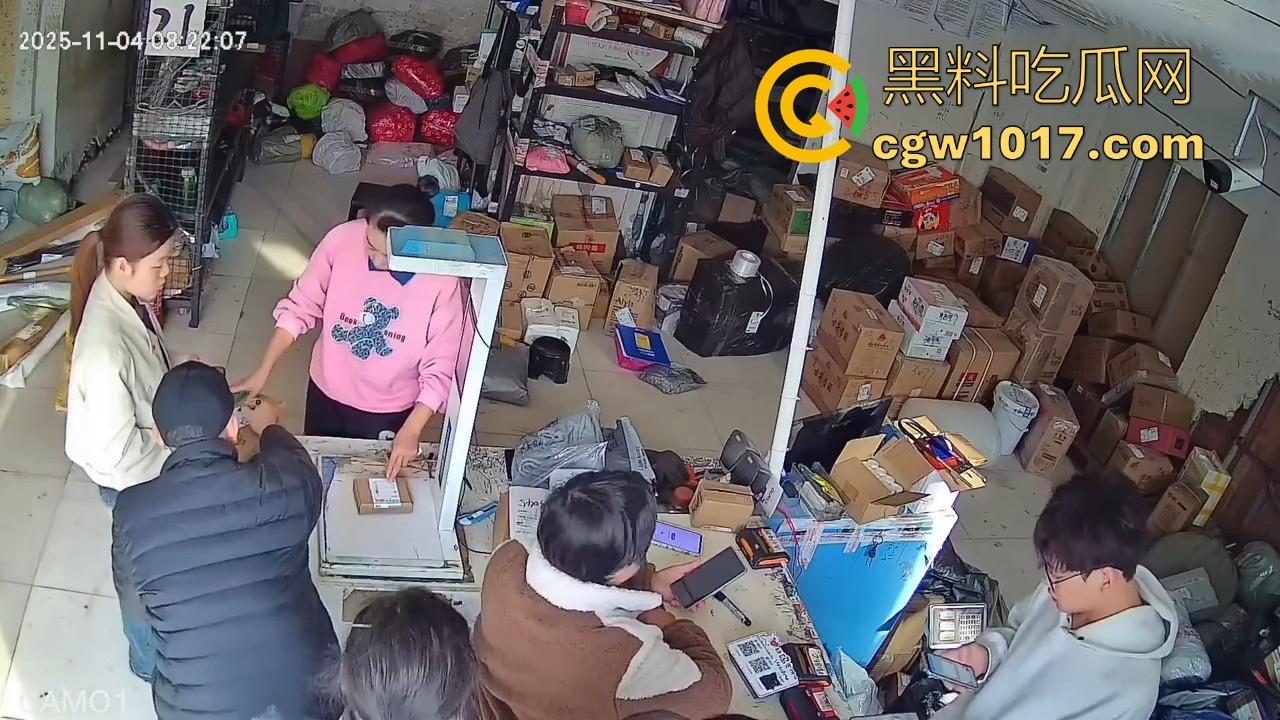 菜鸟驿站遭发疯女上门滋事,怒砸打骂,现场发疯耍赖,警察上门及时带走,经济下行妖魔鬼怪都出来了!-1