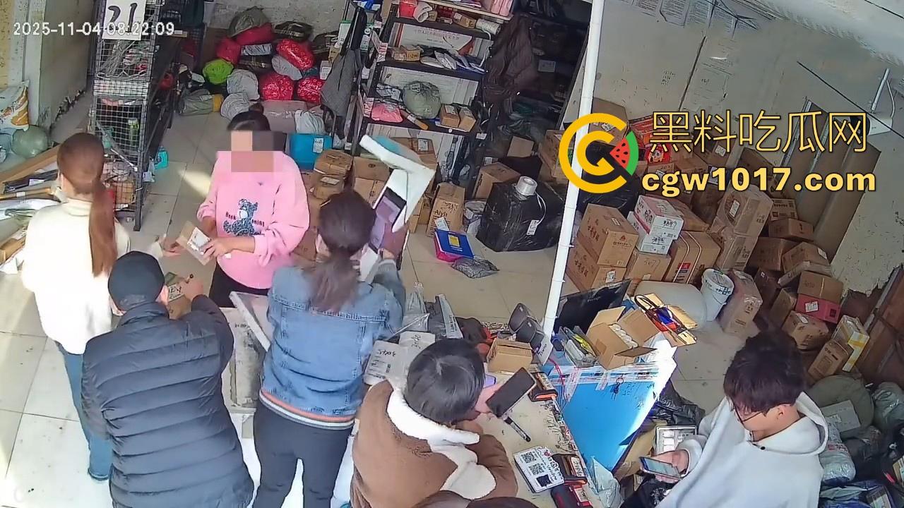 菜鸟驿站遭发疯女上门滋事,怒砸打骂,现场发疯耍赖,警察上门及时带走,经济下行妖魔鬼怪都出来了!-2