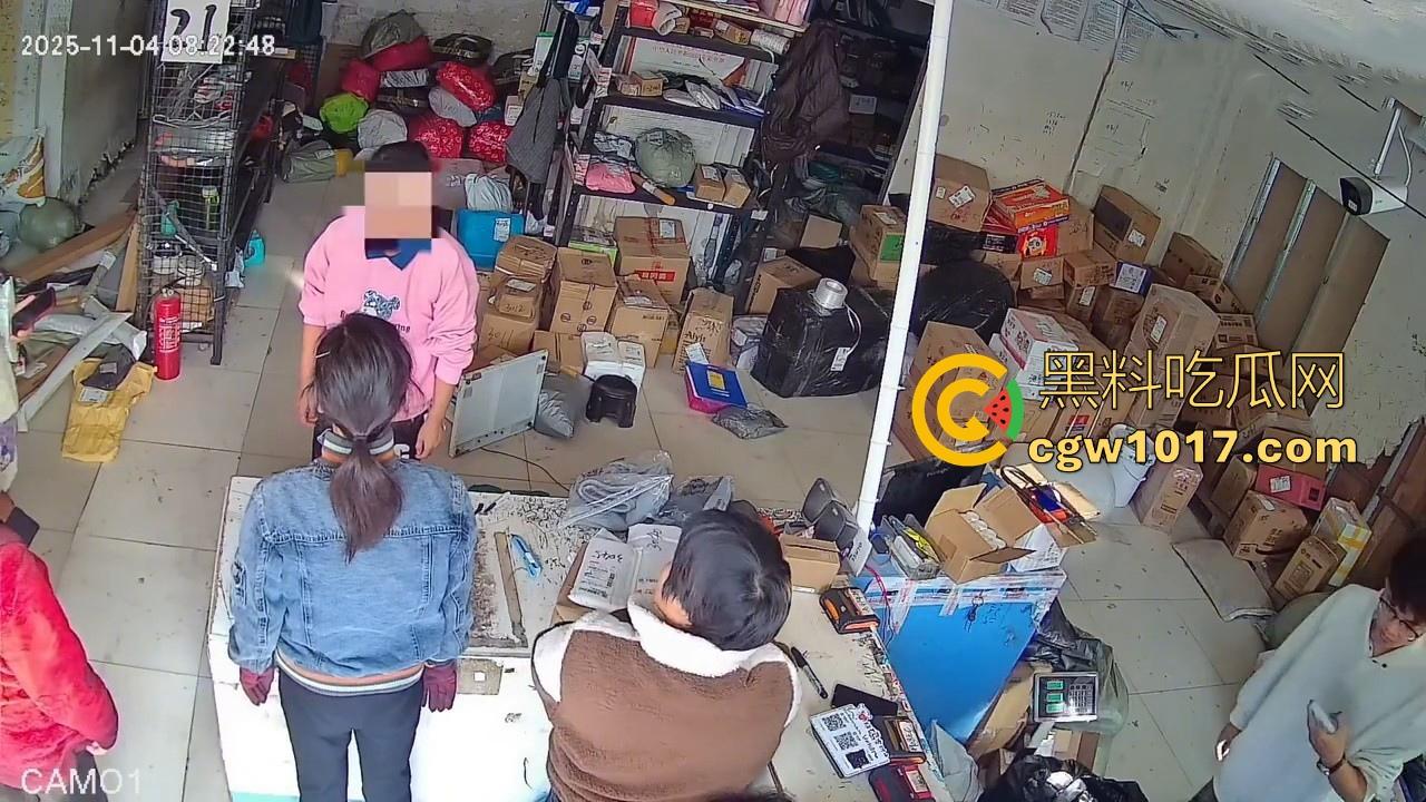 菜鸟驿站遭发疯女上门滋事,怒砸打骂,现场发疯耍赖,警察上门及时带走,经济下行妖魔鬼怪都出来了!-4