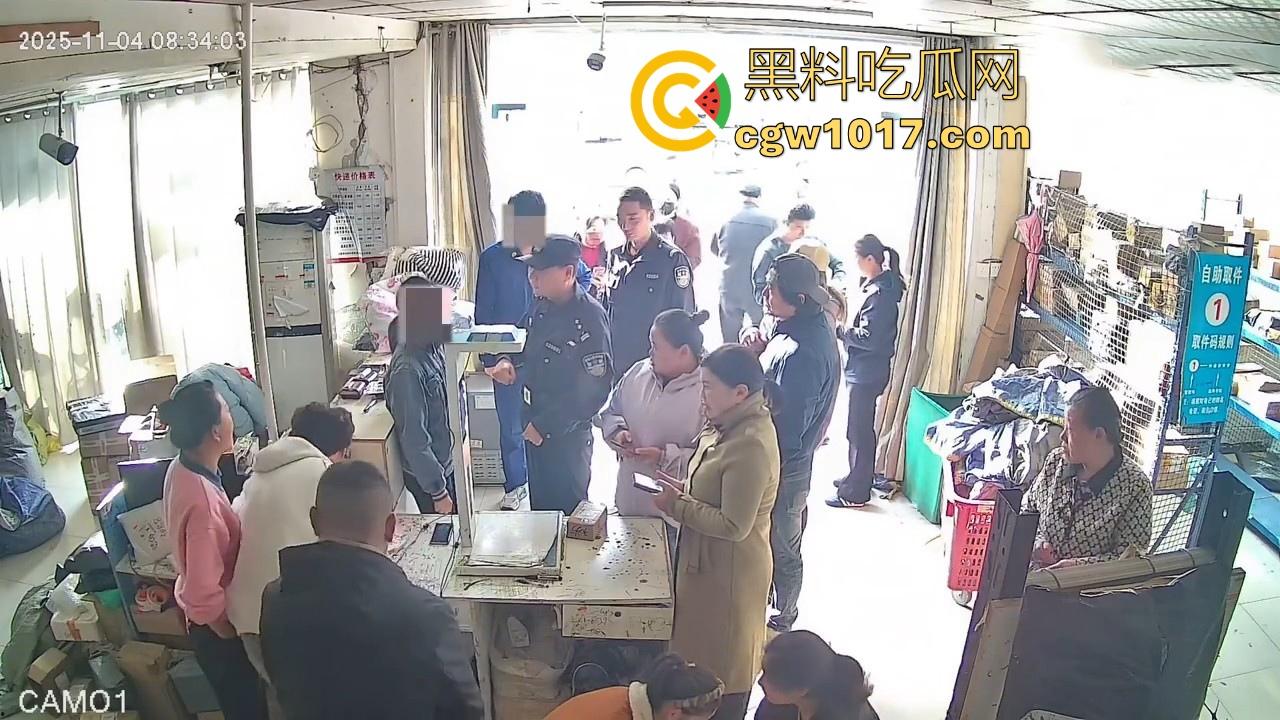 菜鸟驿站遭发疯女上门滋事,怒砸打骂,现场发疯耍赖,警察上门及时带走,经济下行妖魔鬼怪都出来了!-5