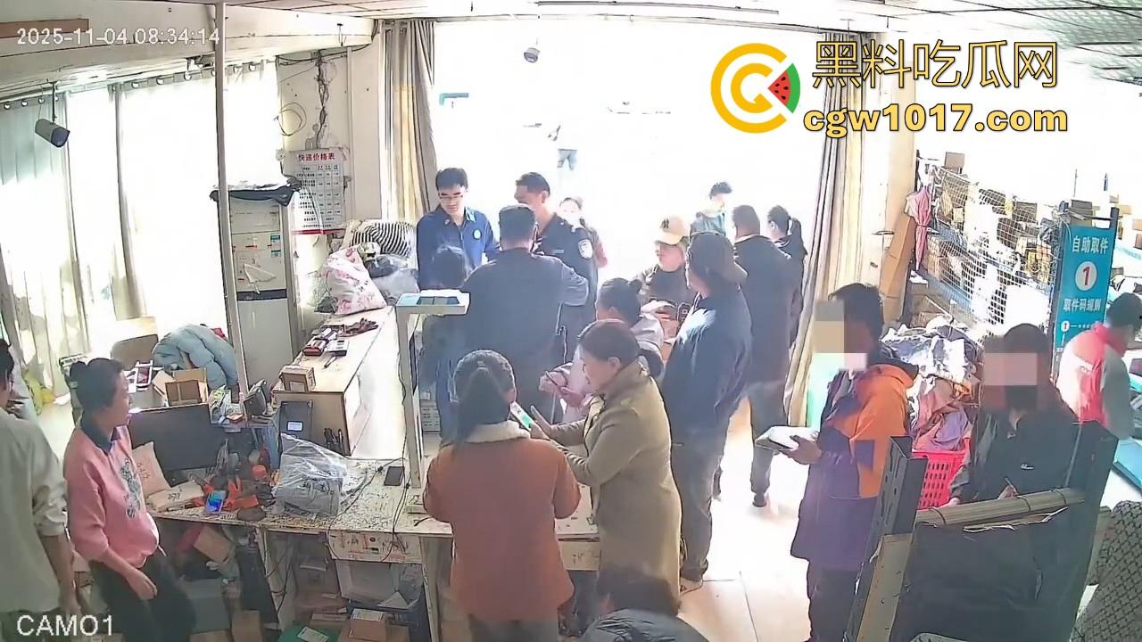 菜鸟驿站遭发疯女上门滋事,怒砸打骂,现场发疯耍赖,警察上门及时带走,经济下行妖魔鬼怪都出来了!-6