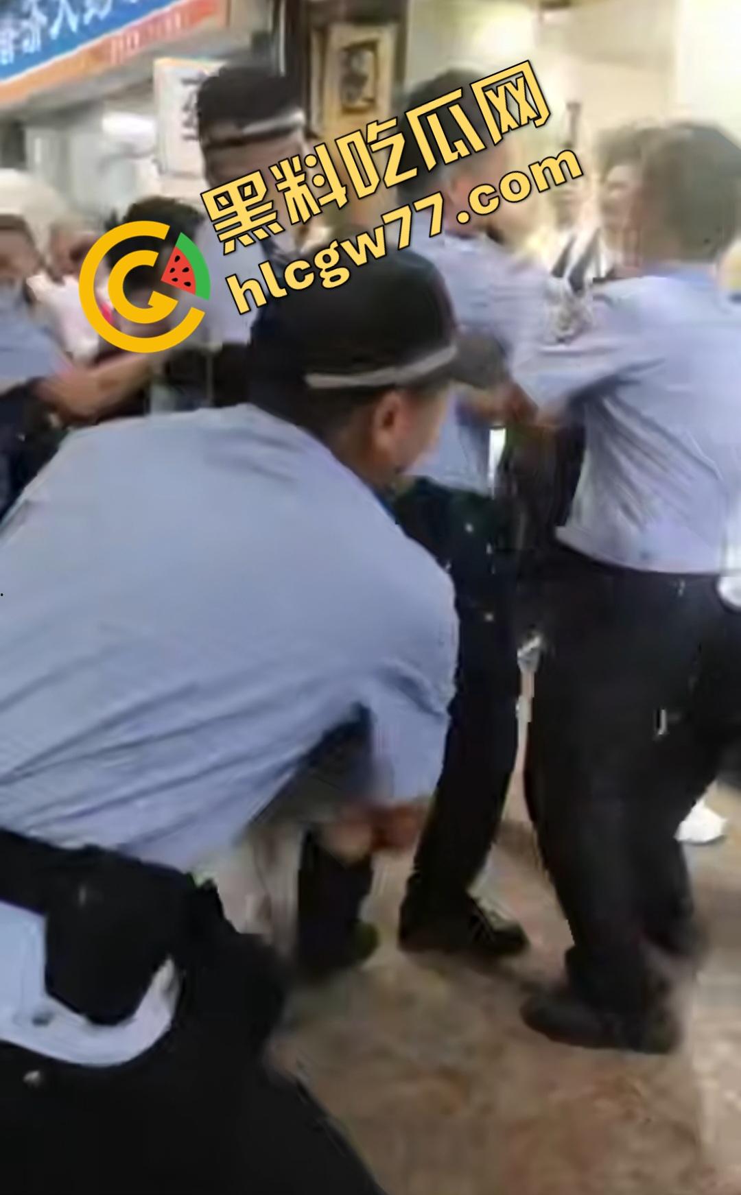 四川内江停车争执引血腥屠杀！刀仔狂捅59岁大叔致死，嫌犯被抓家属上去狂殴，警察都拦不住！-7