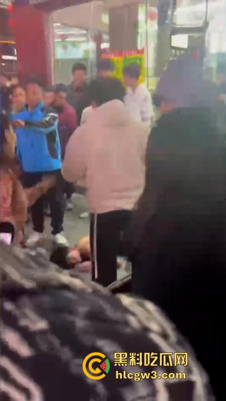 潮汕花臂精神小伙 为赚快钱偷东西被抓 摁倒地上一顿揍-2