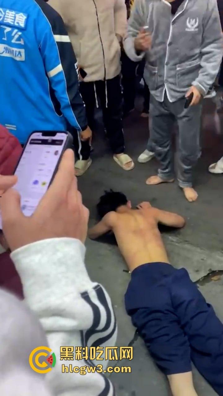 潮汕花臂精神小伙 为赚快钱偷东西被抓 摁倒地上一顿揍-5