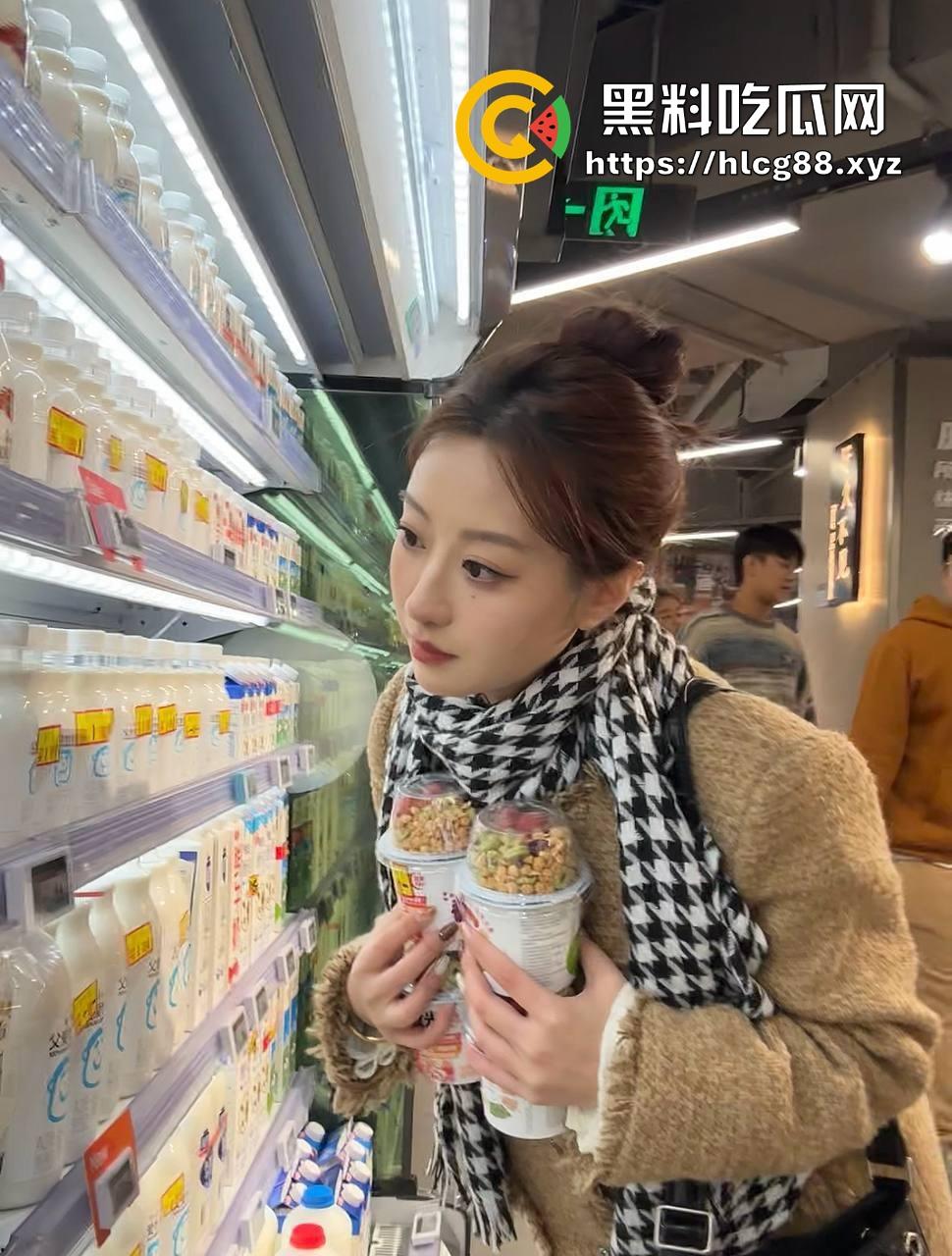 天津27岁骚货【任紫霄】大曝光,白天装好学生,晚上变漏奶母狗,床上浪得能把鸡巴操断!-3