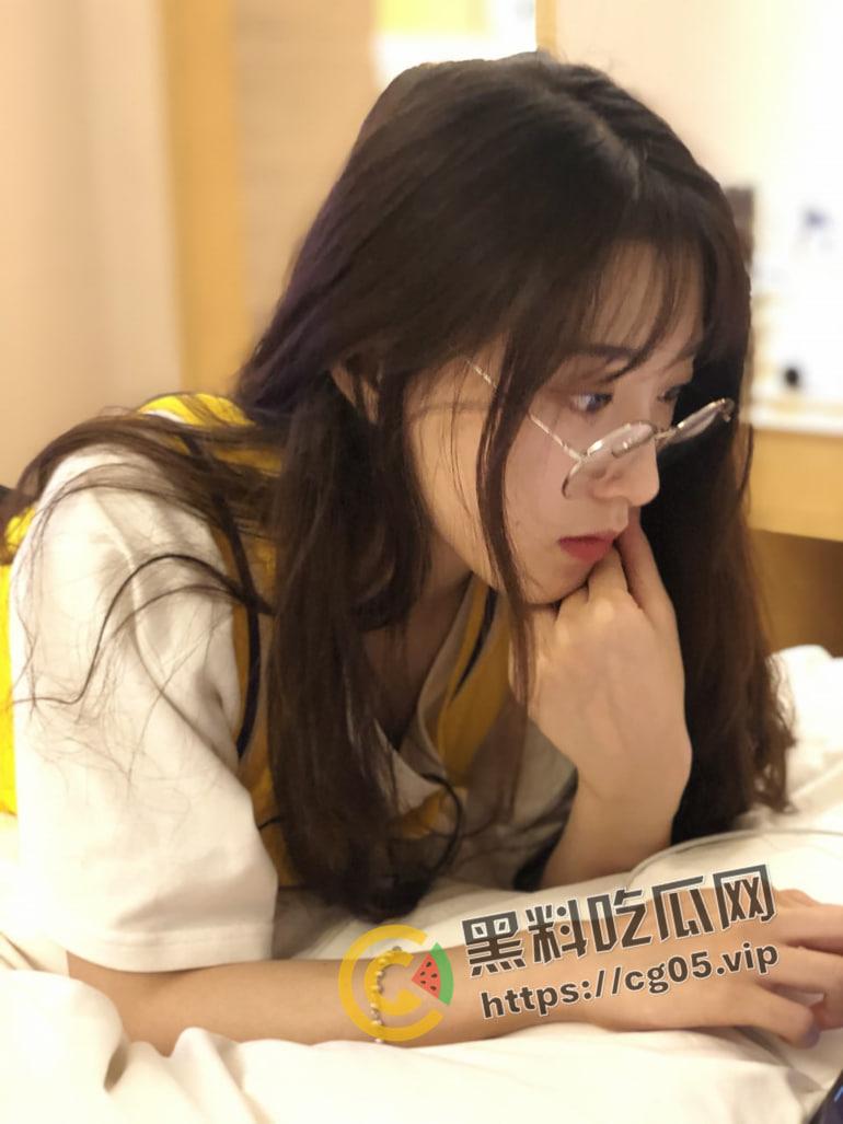 眼镜一摘 火力全开！研究生反差婊摘掉眼睛疯狂口角 涡轮压缩机上身疯狂榨精 研究生肉片就是好吃-1