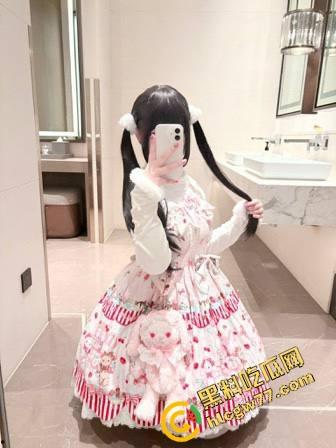 极品女大嫩萝莉【菜菜】双马尾勾魂摆贱态，Lolita娇裙掩不住浪荡嫩缝，细腰翘臀奶子乱蹦，-5