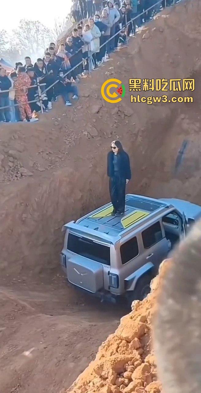 山西晋城越野翻车名场面!女子开着坦克300狂装逼,跳舞得瑟不过瘾,下一秒翻车卡得爬不出来!-1