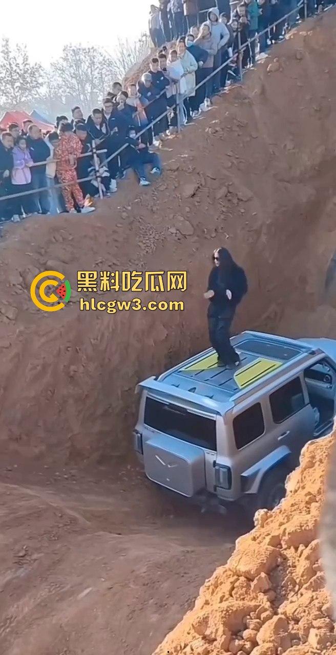 山西晋城越野翻车名场面!女子开着坦克300狂装逼,跳舞得瑟不过瘾,下一秒翻车卡得爬不出来!-7