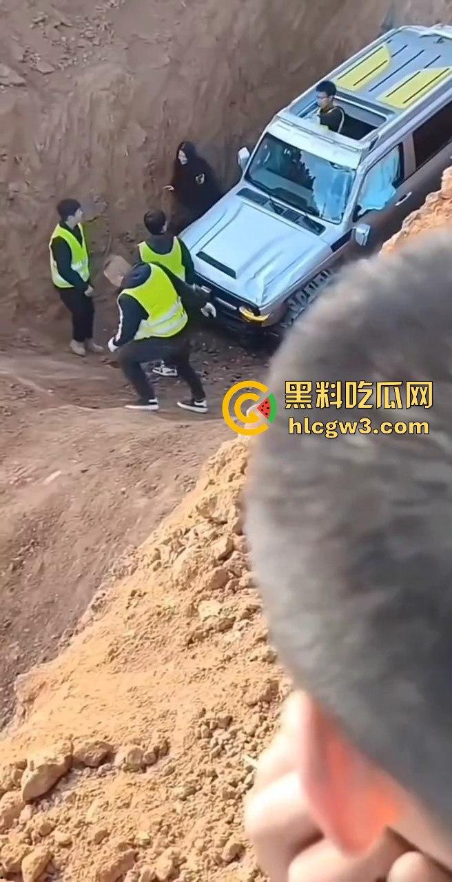 山西晋城越野翻车名场面!女子开着坦克300狂装逼,跳舞得瑟不过瘾,下一秒翻车卡得爬不出来!-10