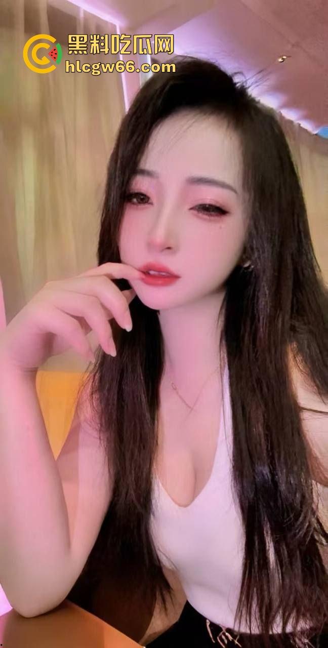 快手直播花样真多 为了博取流量用绳子摩擦骚逼 也不知道里面有没有穿内裤 真是逆天!-1