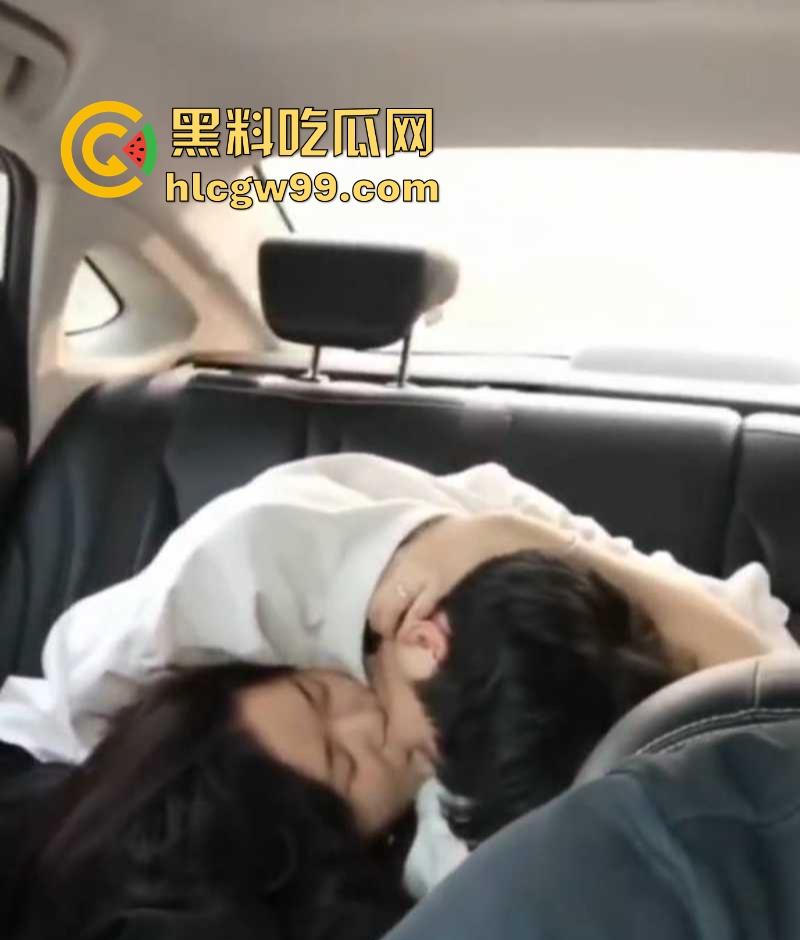 小情侣滴滴车上欲火焚身,摸奶抠逼激情热吻，司机师傅看懵了，这要不是有人估计直接开干！-3