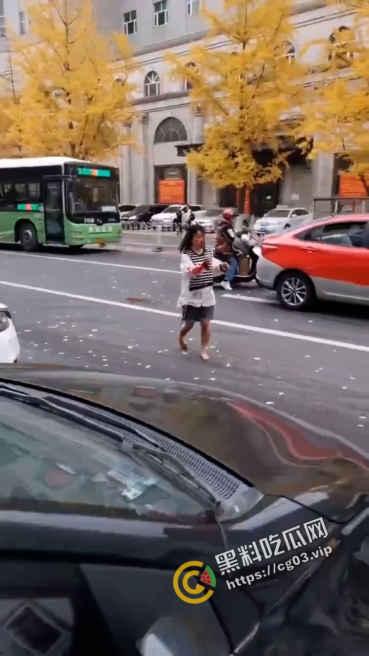 辽宁丹东街头 女子满头鲜血狼狈不堪 自称朝鲜人被骗到按摩店工作  这是逃出来的不想活了-1