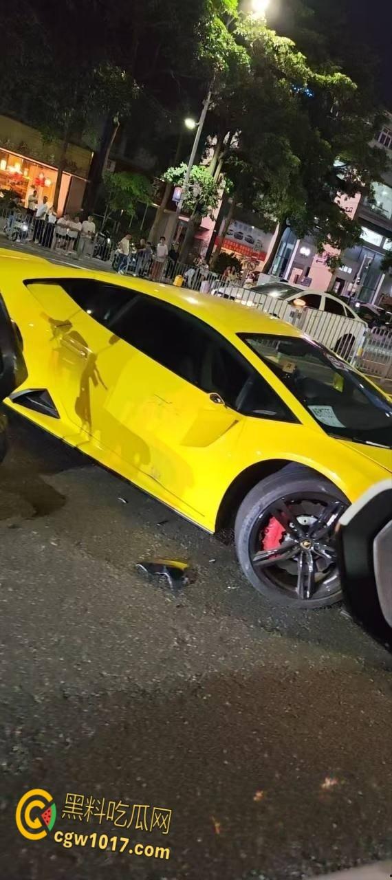 外卖小哥撞大牛,超跑转弯也不让直行,直接罚款500,骑手吃惊:这送一年外卖也没用?-6