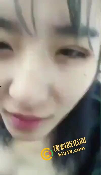 西南石油大学惊现教室野战，00后把课桌当大床房在桌上上猛操，大奶左右乱晃，晃得到桌子嘎吱响！-4