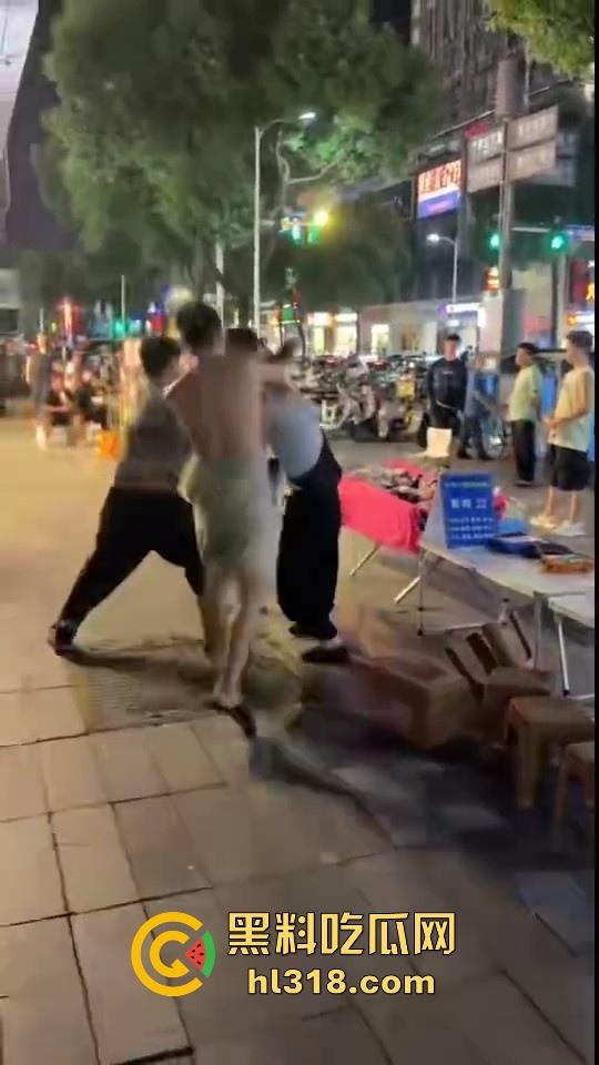 街头拳王大赛激烈上演,四男一女混合拳击,女的本来是拦开的,结果裸体男上来就一个大摆锤击倒,堪比UFC现场!-2