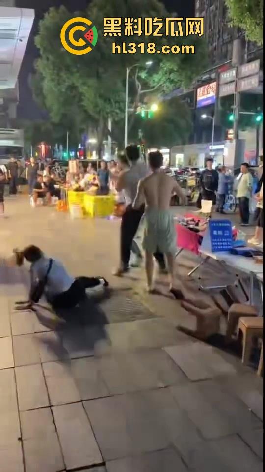 街头拳王大赛激烈上演,四男一女混合拳击,女的本来是拦开的,结果裸体男上来就一个大摆锤击倒,堪比UFC现场!-3