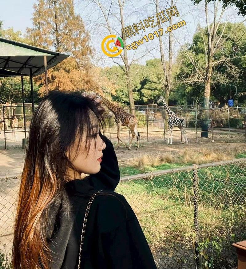 陕西校园女神【杨子诺】被包养视频流出：酒店内跪地献咽，丝袜撕烂，狂野激情，彻底堕落为欲望玩物！-3