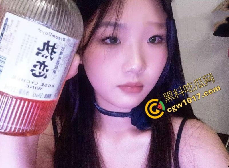 陕西校园女神【杨子诺】被包养视频流出：酒店内跪地献咽，丝袜撕烂，狂野激情，彻底堕落为欲望玩物！-7