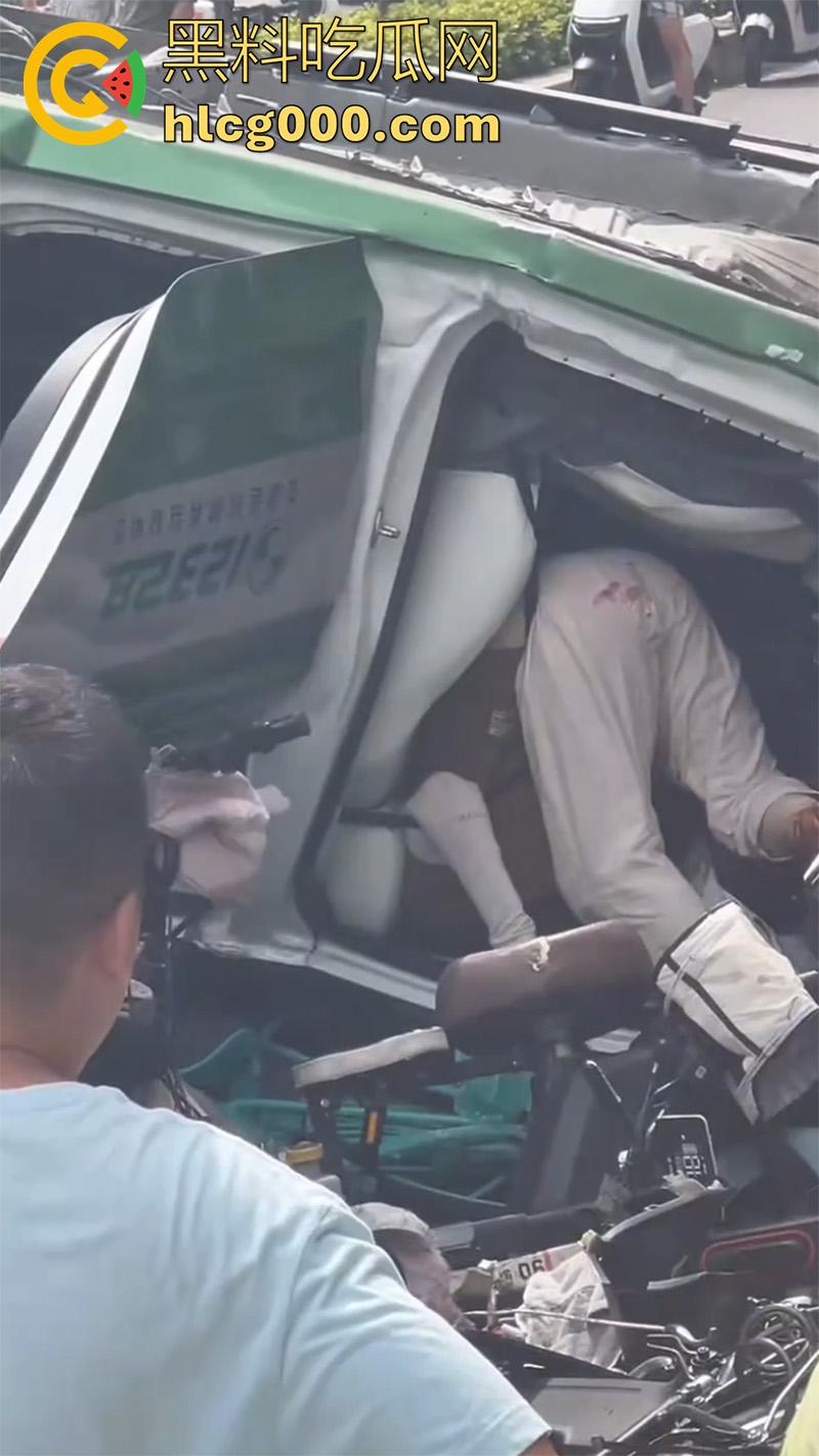 河南郑州人体保龄球,出租车撞向人行道,有多名外卖快递小哥死伤,现场十分惨烈!-3