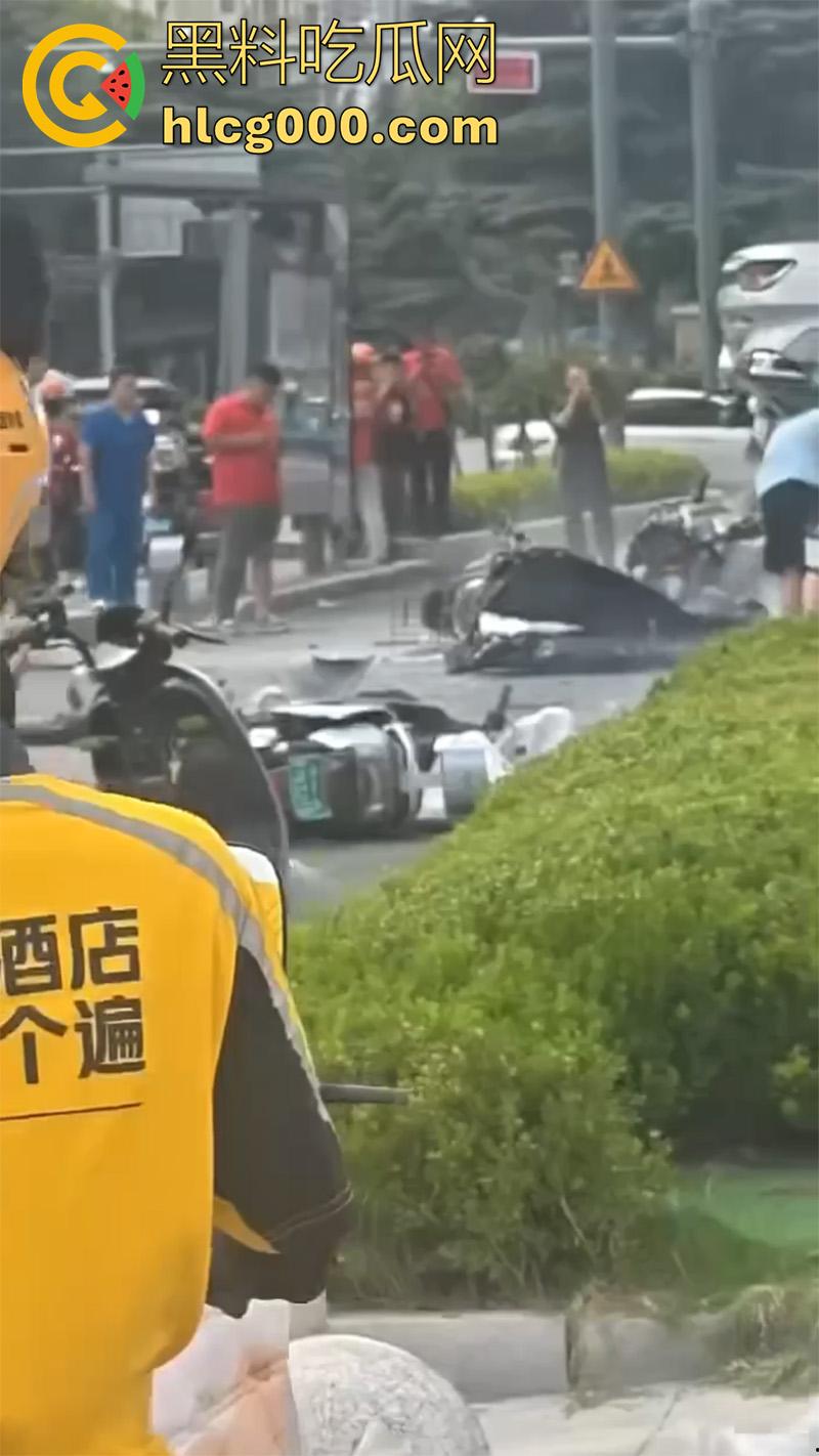 河南郑州人体保龄球,出租车撞向人行道,有多名外卖快递小哥死伤,现场十分惨烈!-5