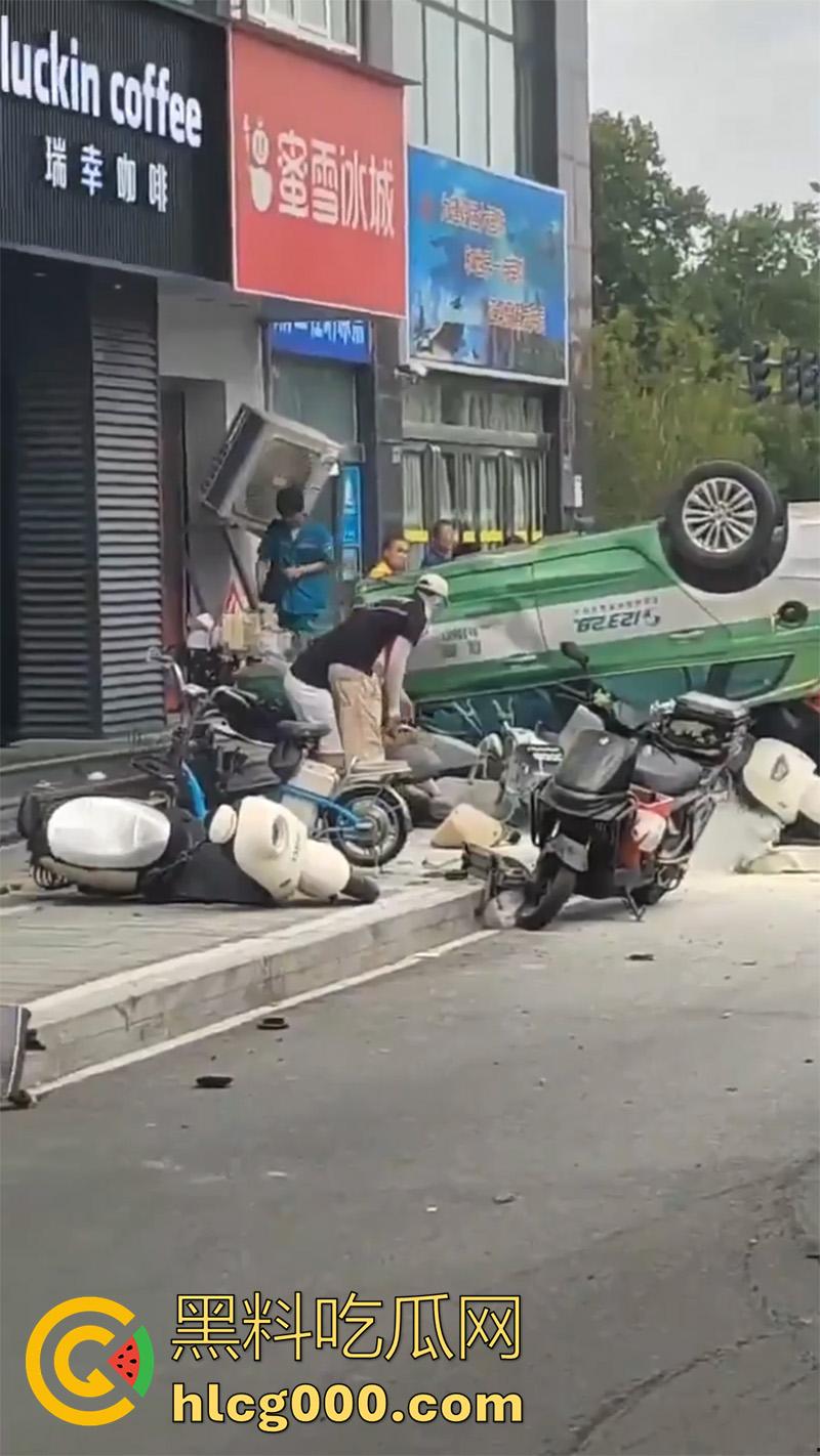 河南郑州人体保龄球,出租车撞向人行道,有多名外卖快递小哥死伤,现场十分惨烈!-6