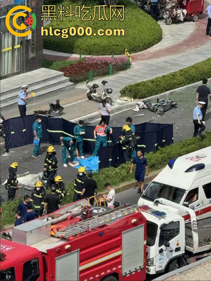 河南郑州人体保龄球,出租车撞向人行道,有多名外卖快递小哥死伤,现场十分惨烈!-7